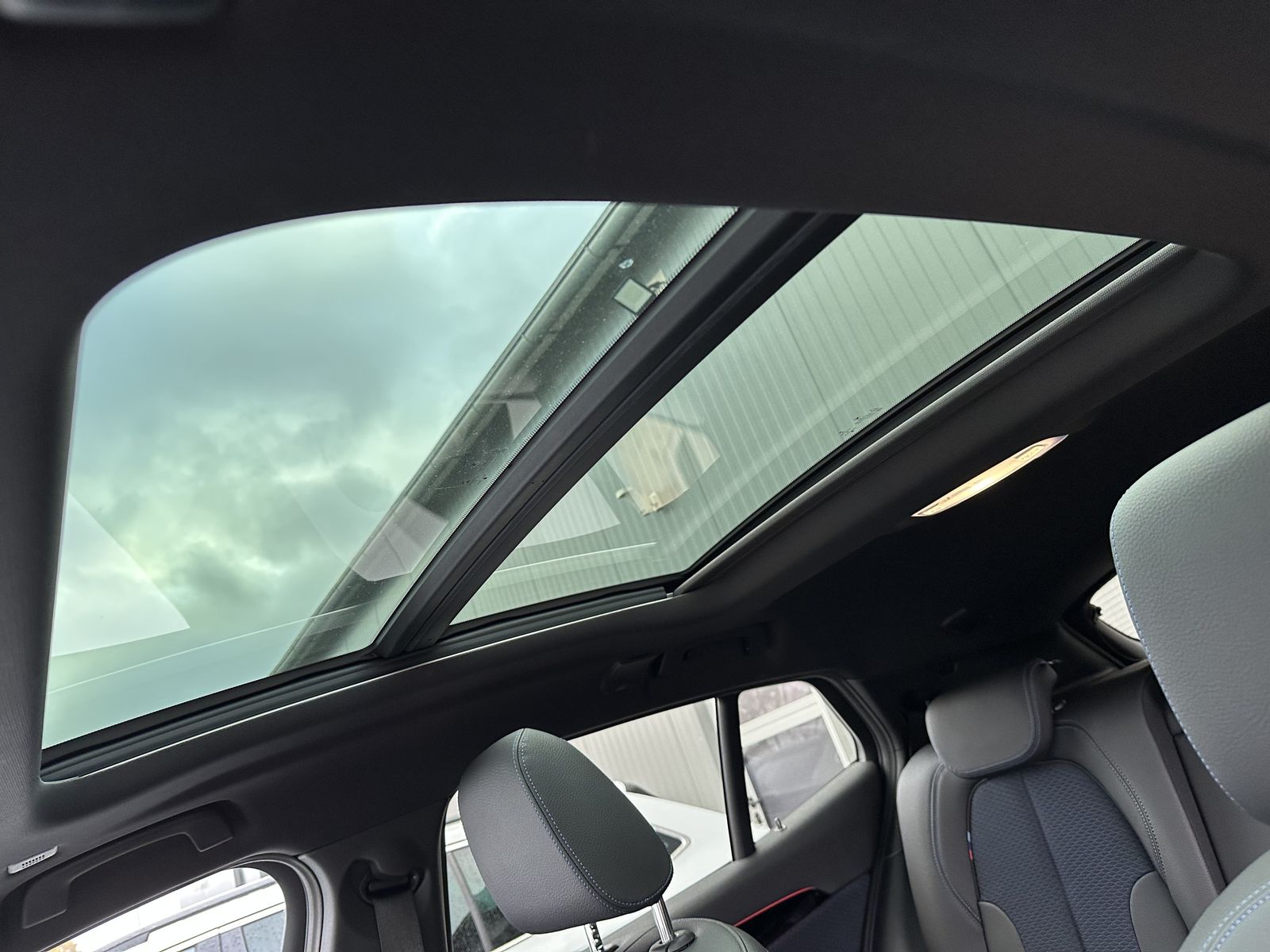 Fahrzeugabbildung BMW X2 xDrive25d M-Sport NAV+LED+PANO+AHK+KAM+20ZOLL