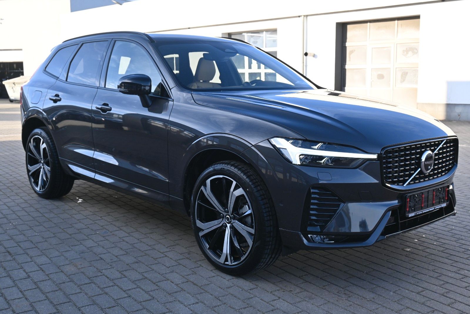 Fahrzeugabbildung Volvo XC60 B5 AWD Ultra Dark*LUFT*360°*ACC*B&W*AHK
