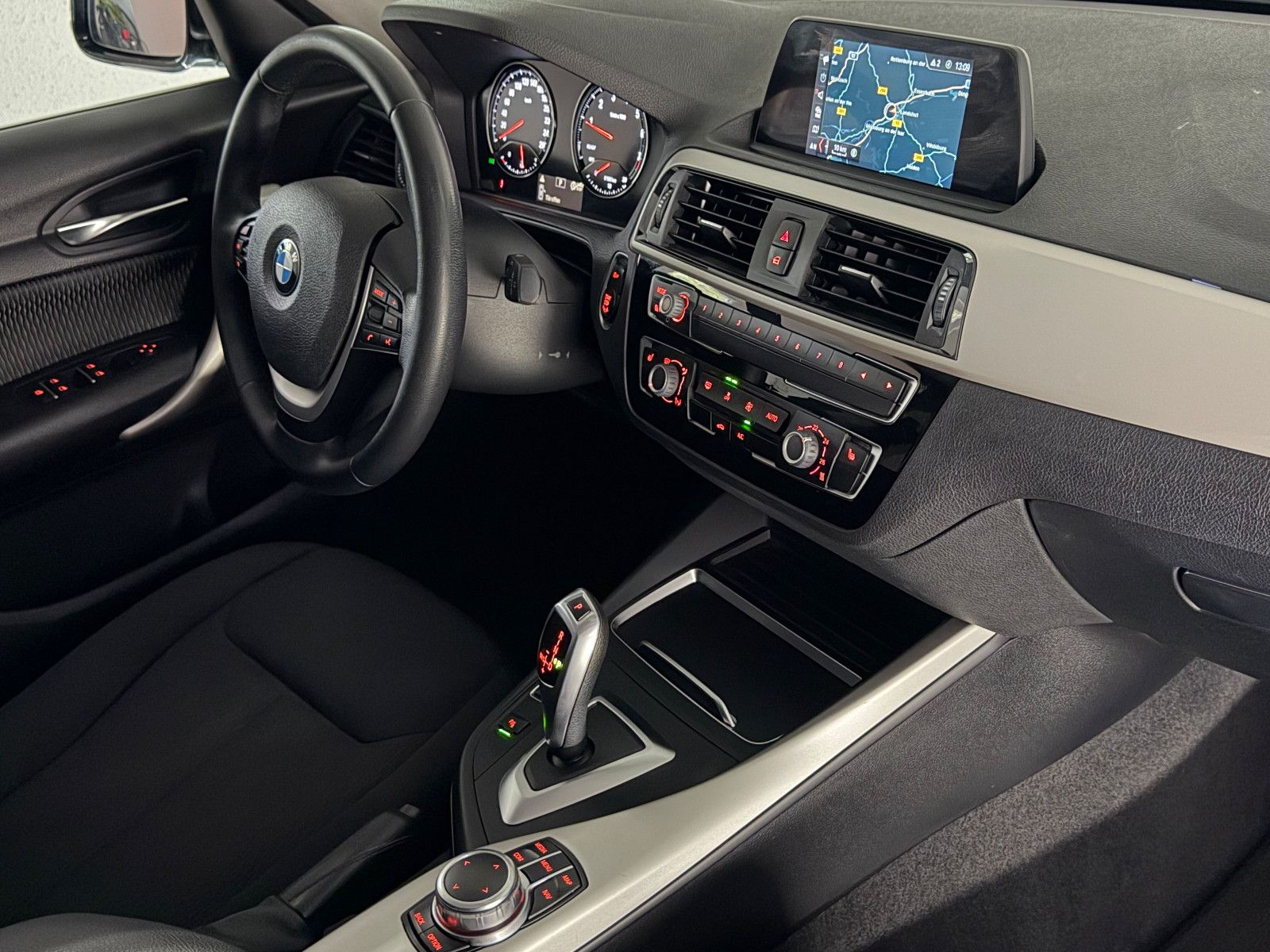 Fahrzeugabbildung BMW 118 i Aut. Advantage/NAVI BUSINESS/KLIMAAUT./LED