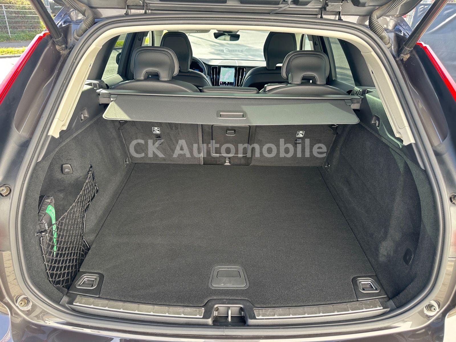 Fahrzeugabbildung Volvo XC60 B4 PlusDark AWD/BLIS/Leder/Pano/LED/360°Kam