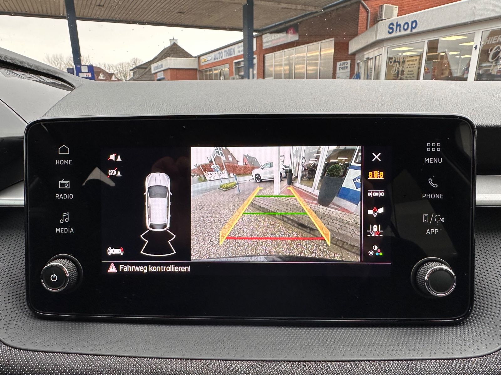 Fahrzeugabbildung SKODA Fabia 1.0 TSI DSG Selection LED/PDC/SHZG/APP/GRA