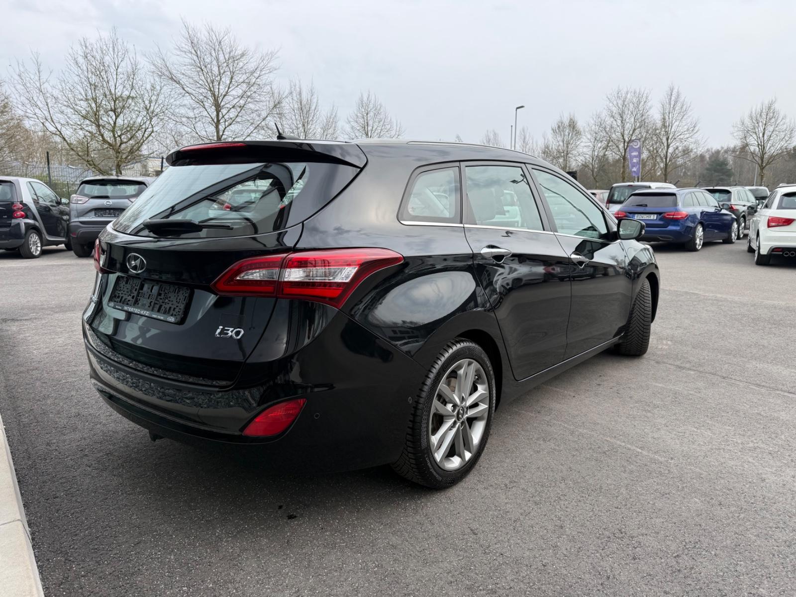 Hyundai i30 cw blue Premium*NAVI*XEN*CAM*PDC*SHZ*FSP*AHK
