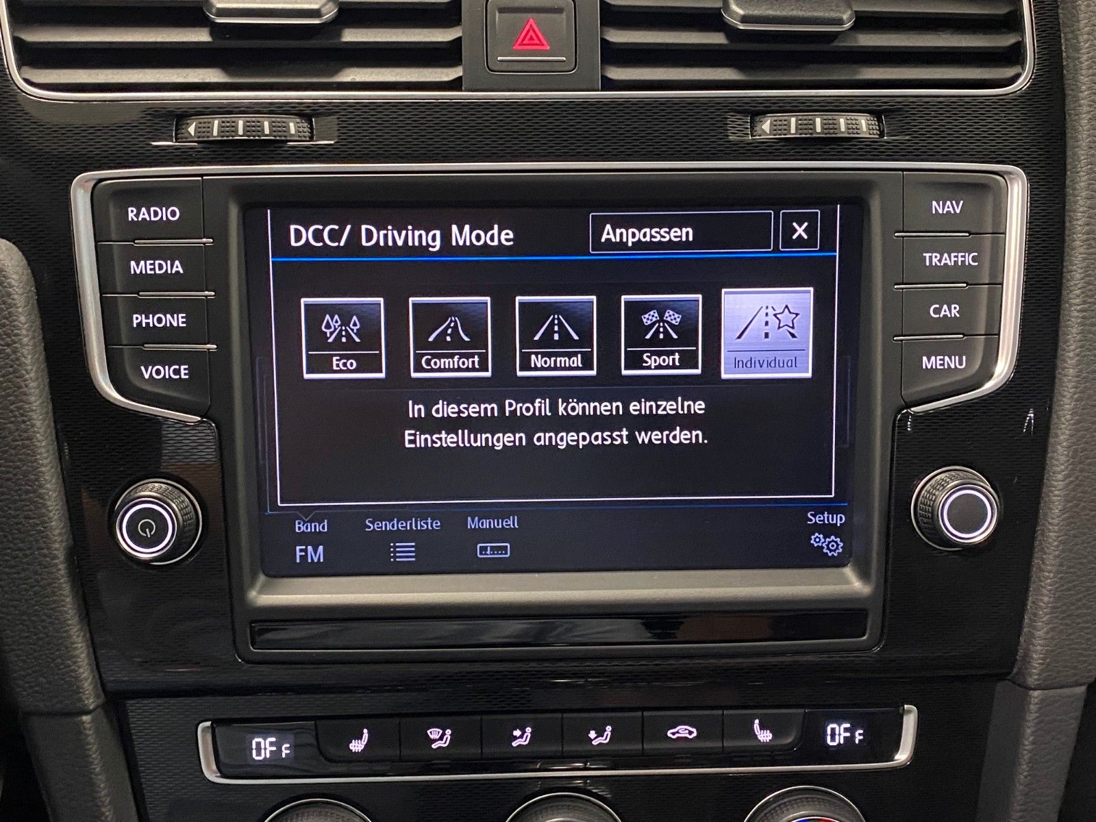 Fahrzeugabbildung Volkswagen Golf 2.0 TDI DSG BMT GTD+DCC+BI-XENON+PANORAMAD+