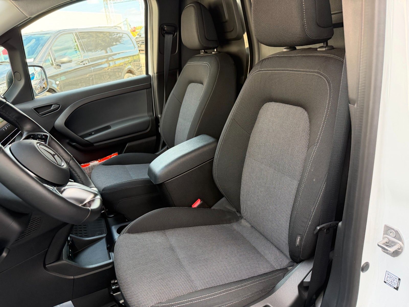Fahrzeugabbildung Mercedes-Benz eCitan Klimaautomatik Kamera MBUX Navi