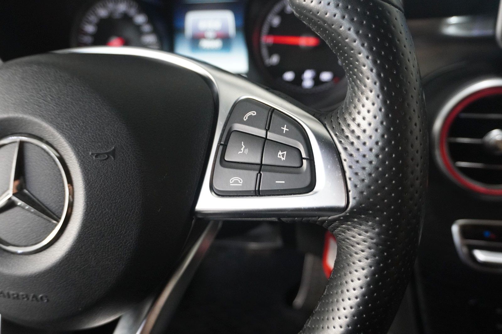 Fahrzeugabbildung Mercedes-Benz C 180 COUPE SPORT NAVI/LED/KAMERA/SPORT/SHZ/AMG