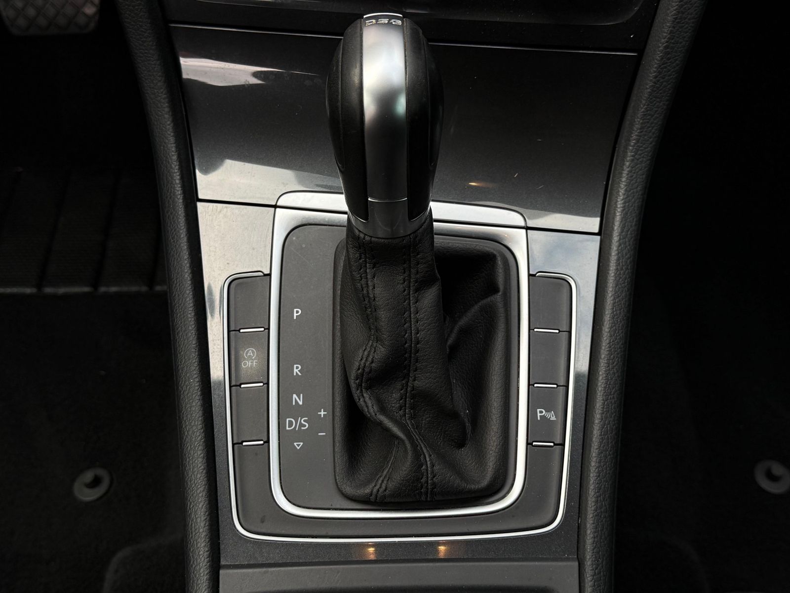 Fahrzeugabbildung Volkswagen Golf 1.6 TDI DSG Lim Comfortline NAV+SHZ+PDC+MFL