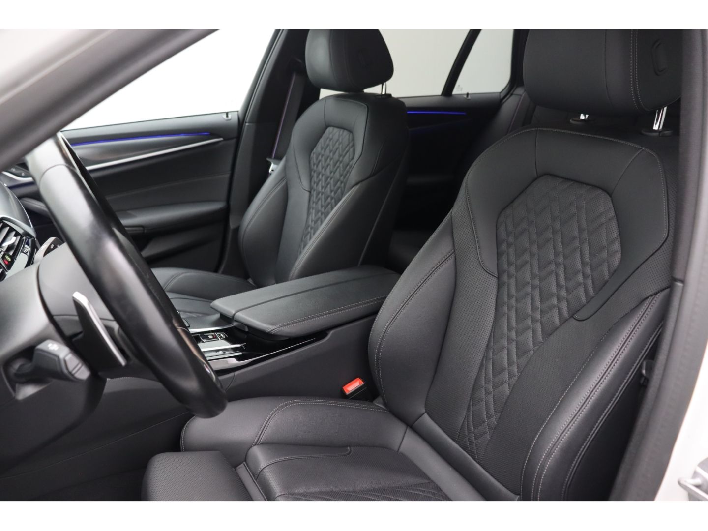 Fahrzeugabbildung BMW 540 d xDrive M Sport Touring Park-Assistent AHK