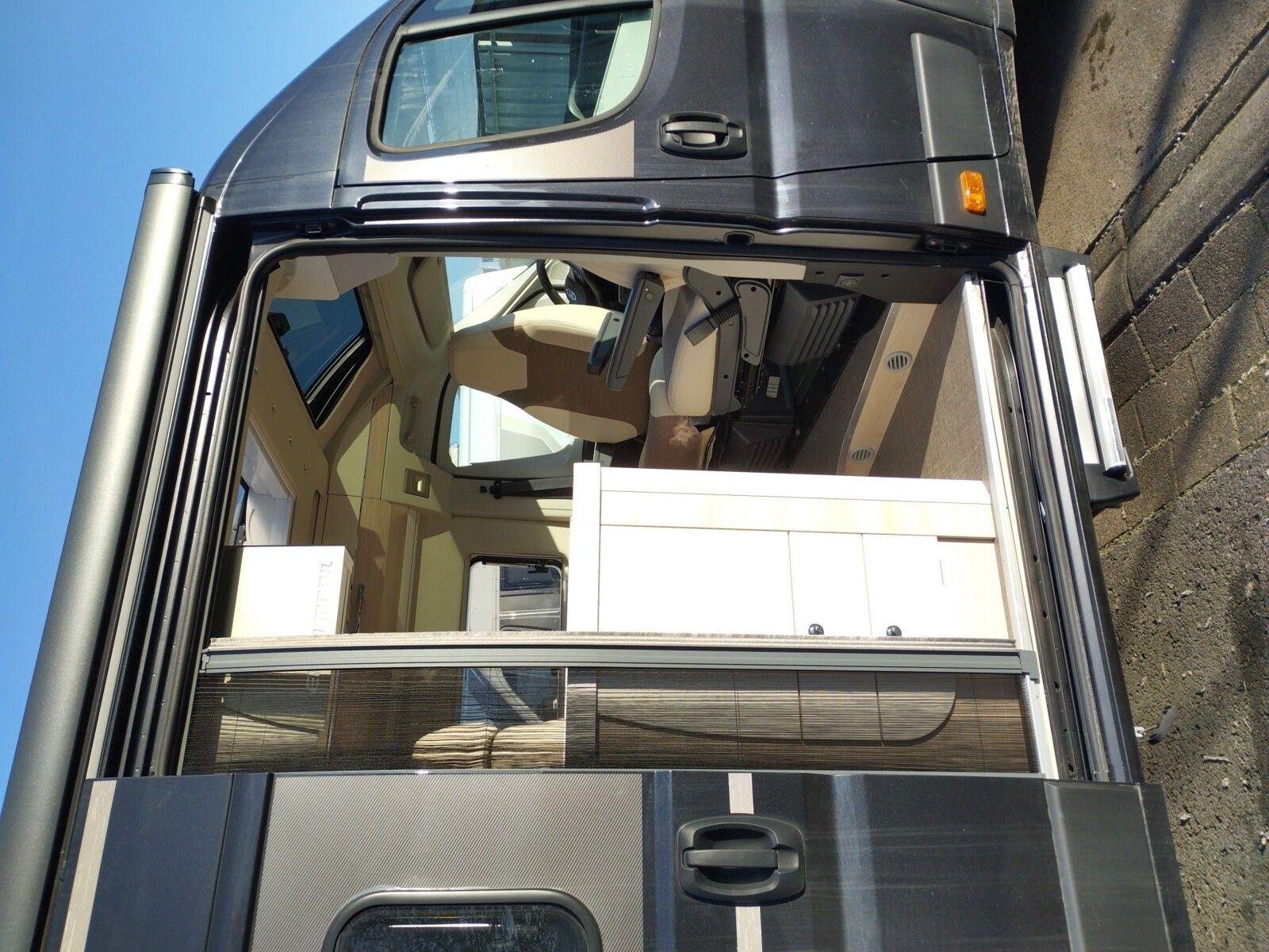 Fahrzeugabbildung Eura Mobil Van V 635 EB Captain-Chair-Sitze, Skyroof, RFK