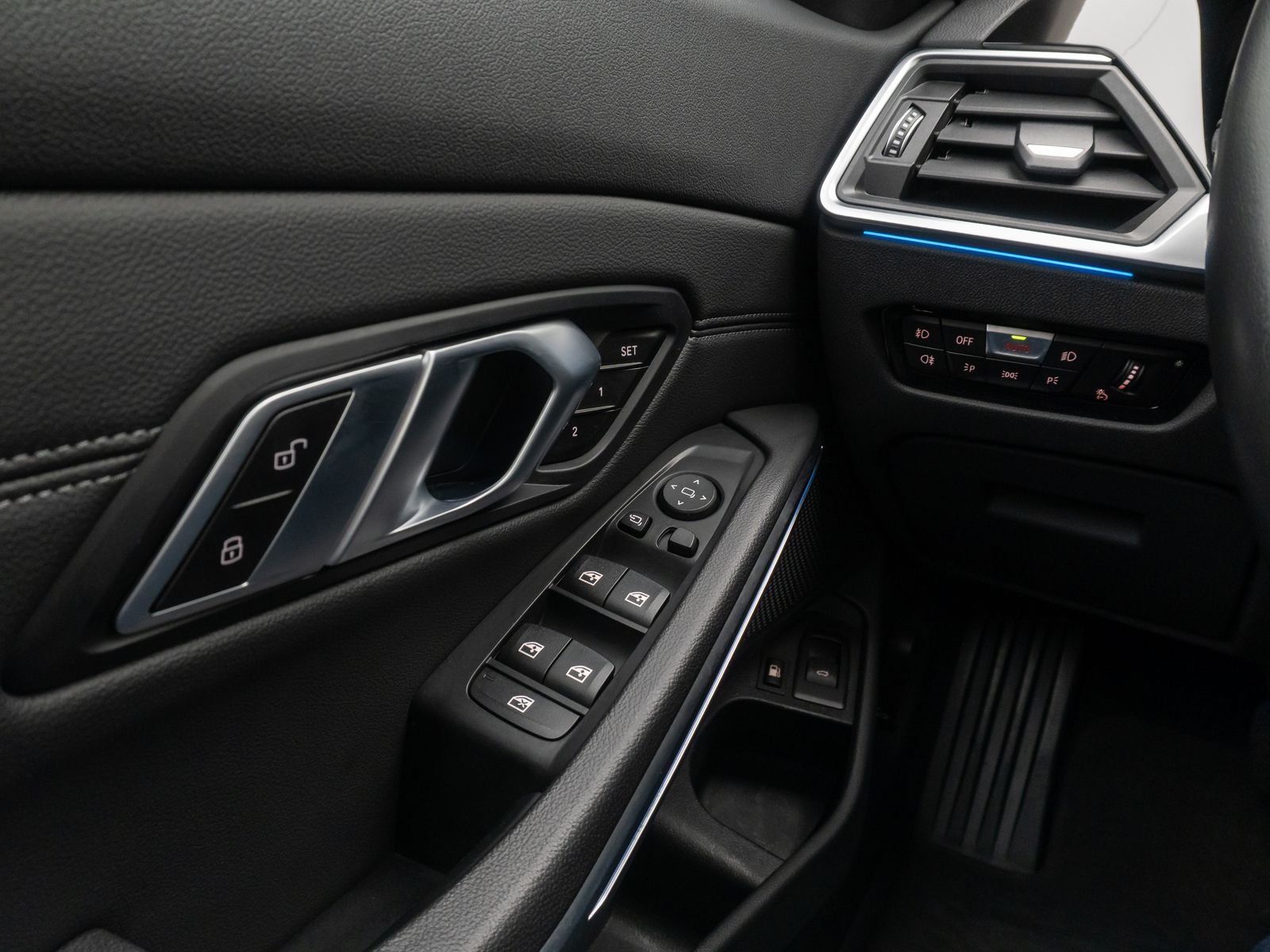Fahrzeugabbildung BMW 330e Sport Line 360° Memory HUD DAB Laser HiFi