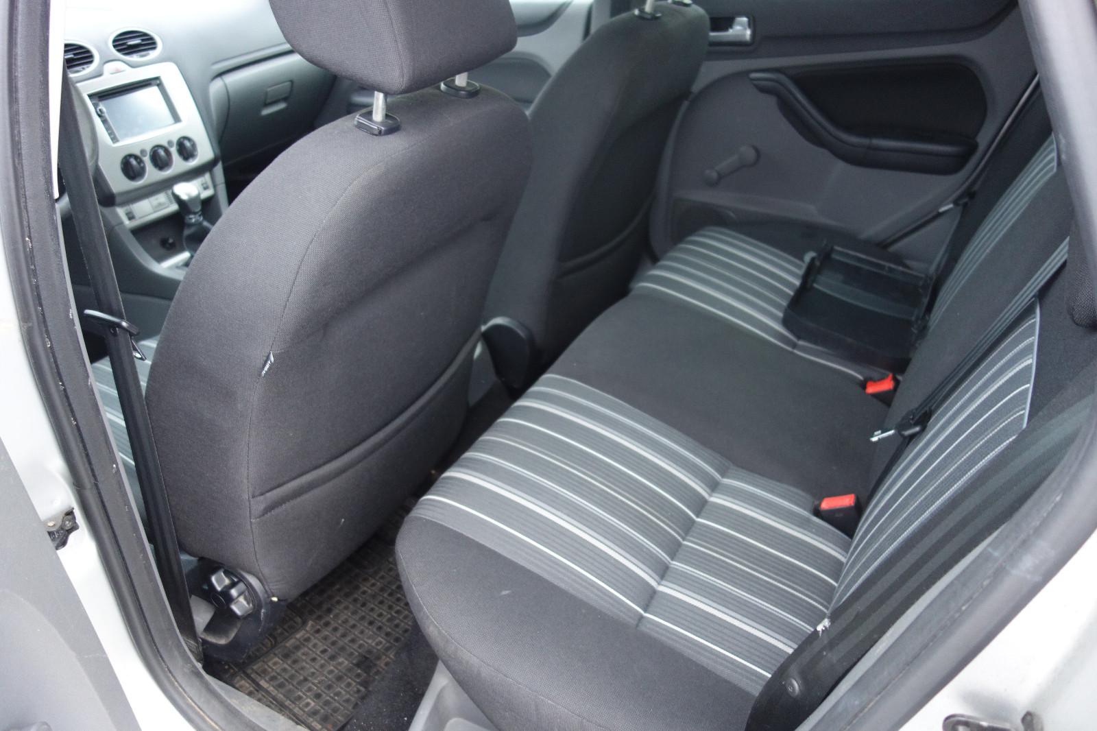 Ford Focus 2010 — photo 18