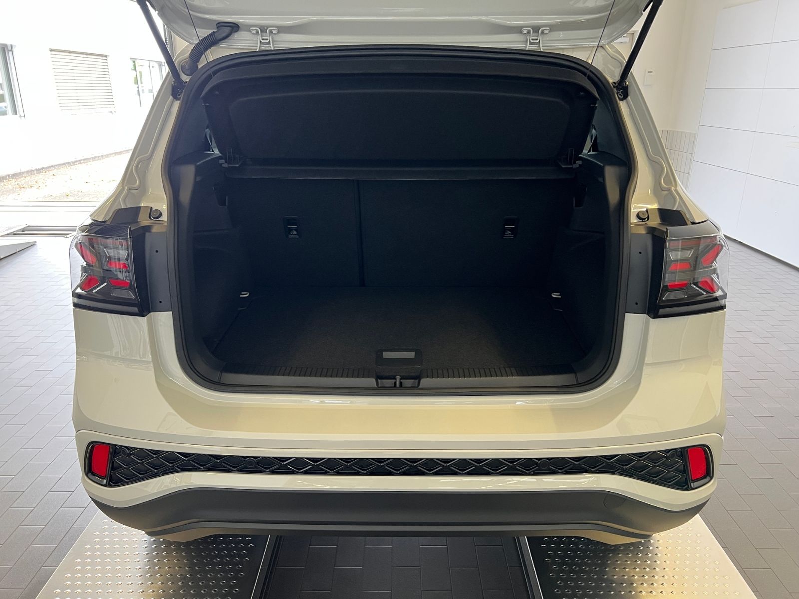 Fahrzeugabbildung Volkswagen T-Cross R-Line 1.5 TSI DSG *BlackStyle,AHK,IQ Li