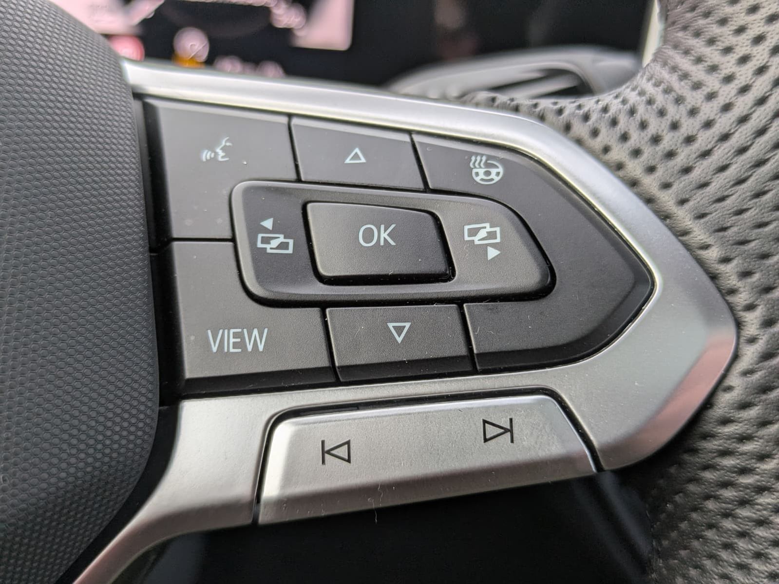 Fahrzeugabbildung Volkswagen Tayron 2.0 TDI 4M R-Line 7Si*MATRIX*AHK*PANO*HUD