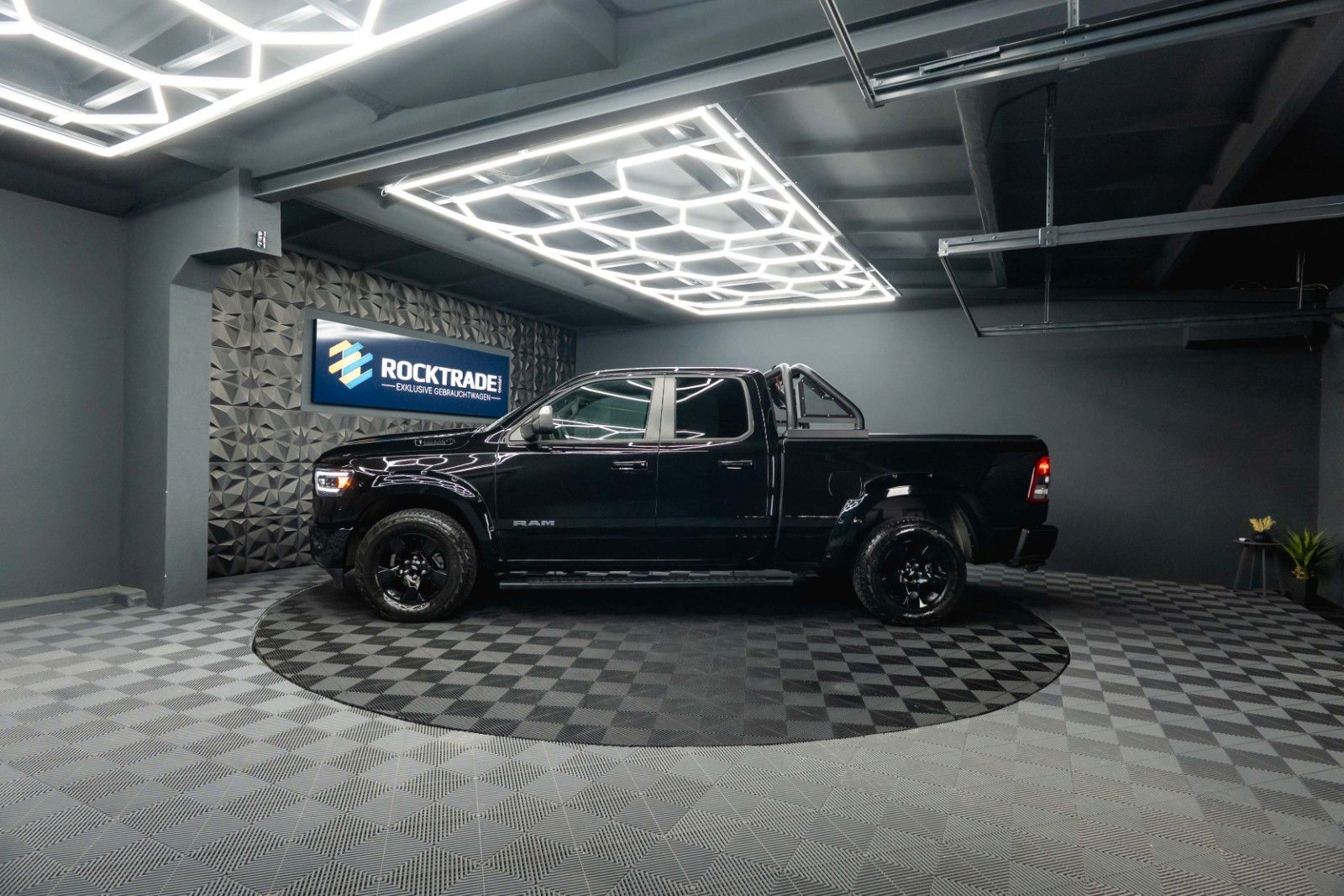 Fahrzeugabbildung Dodge RAM 5.7 V8 HEMI 4x4 OFFROAD Night-Paket LONGBED
