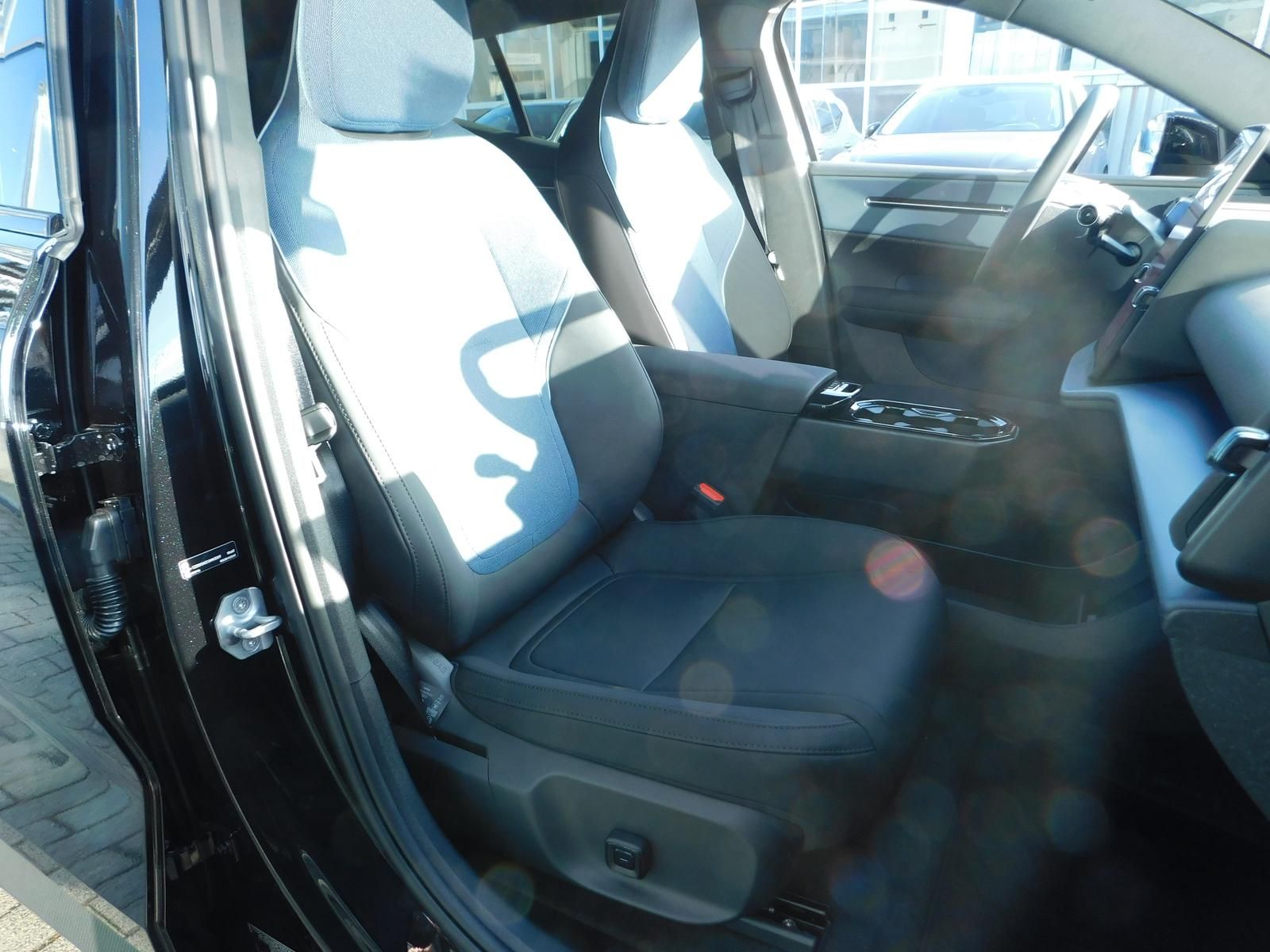 Fahrzeugabbildung Volvo EX30 single Motor ext. Range Plus Black Edition