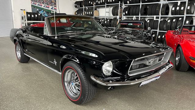 Ford Mustang 67er V8 Cabriolet in triple black