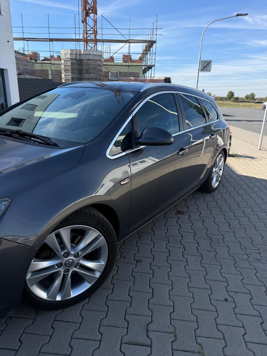 Opel Astra 2011 — photo 7