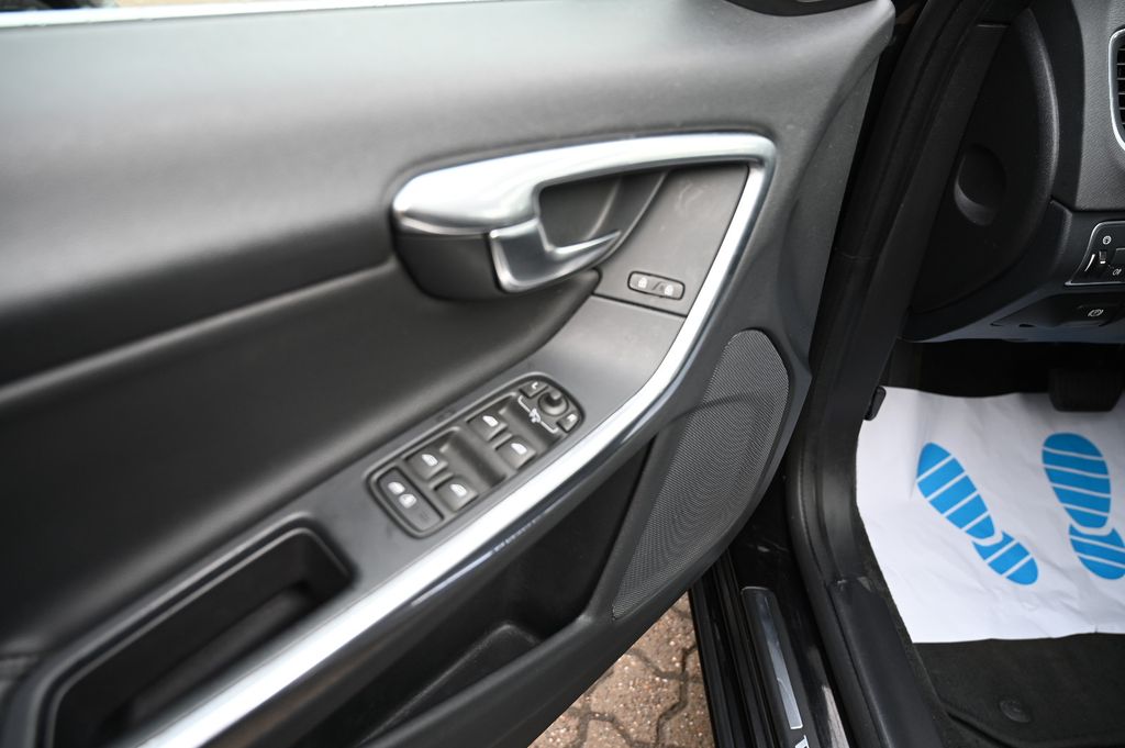 VOLVO V60 Kombi D4 Summum Leder Schiebedach Navi VOLL VOLVO V60 Kombi D4 Summum Leder Schiebedach Navi VOLL