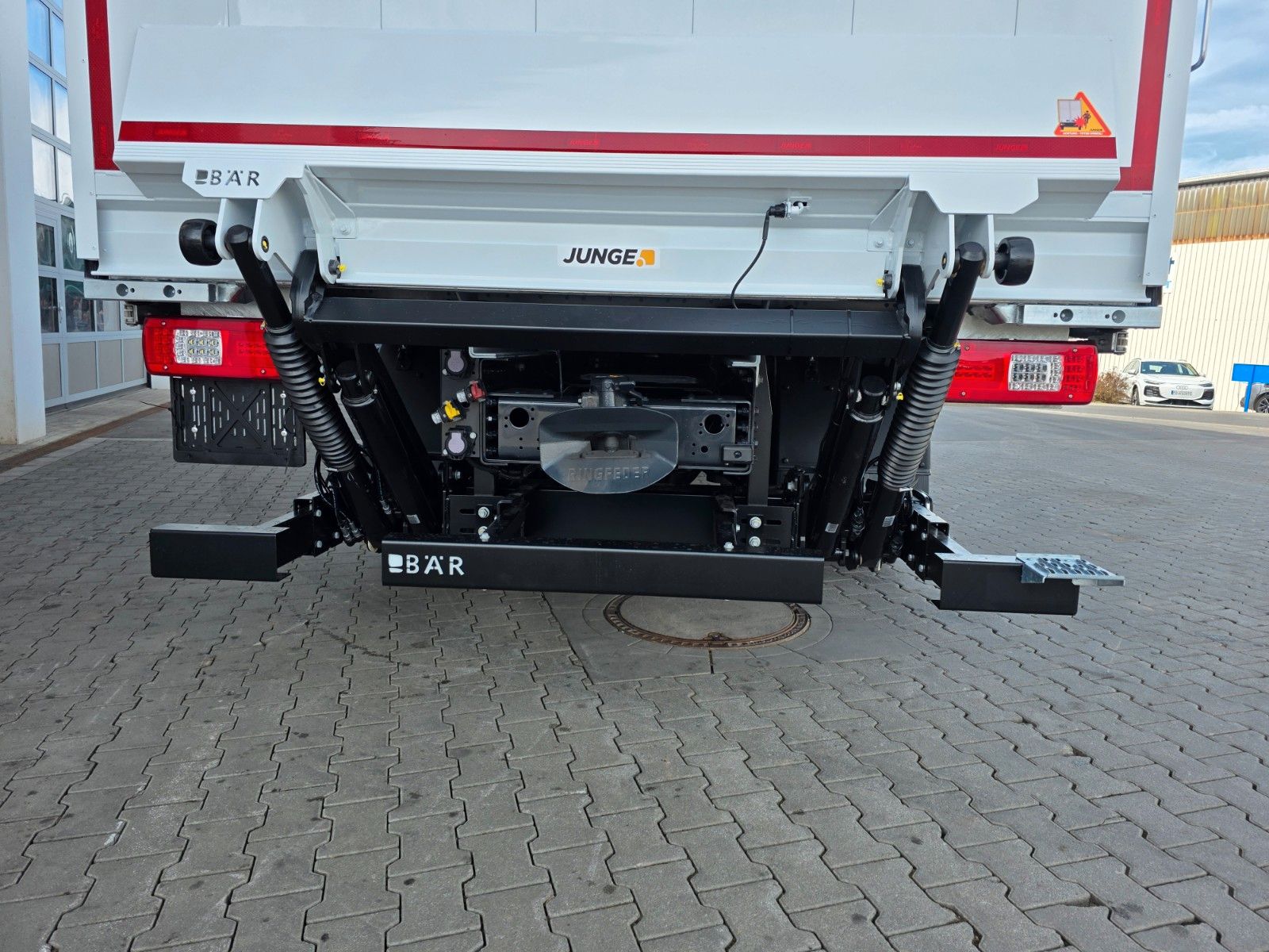 Fahrzeugabbildung Iveco S-Way AD190S40/P LBW Bär 2.000kg Spoiler