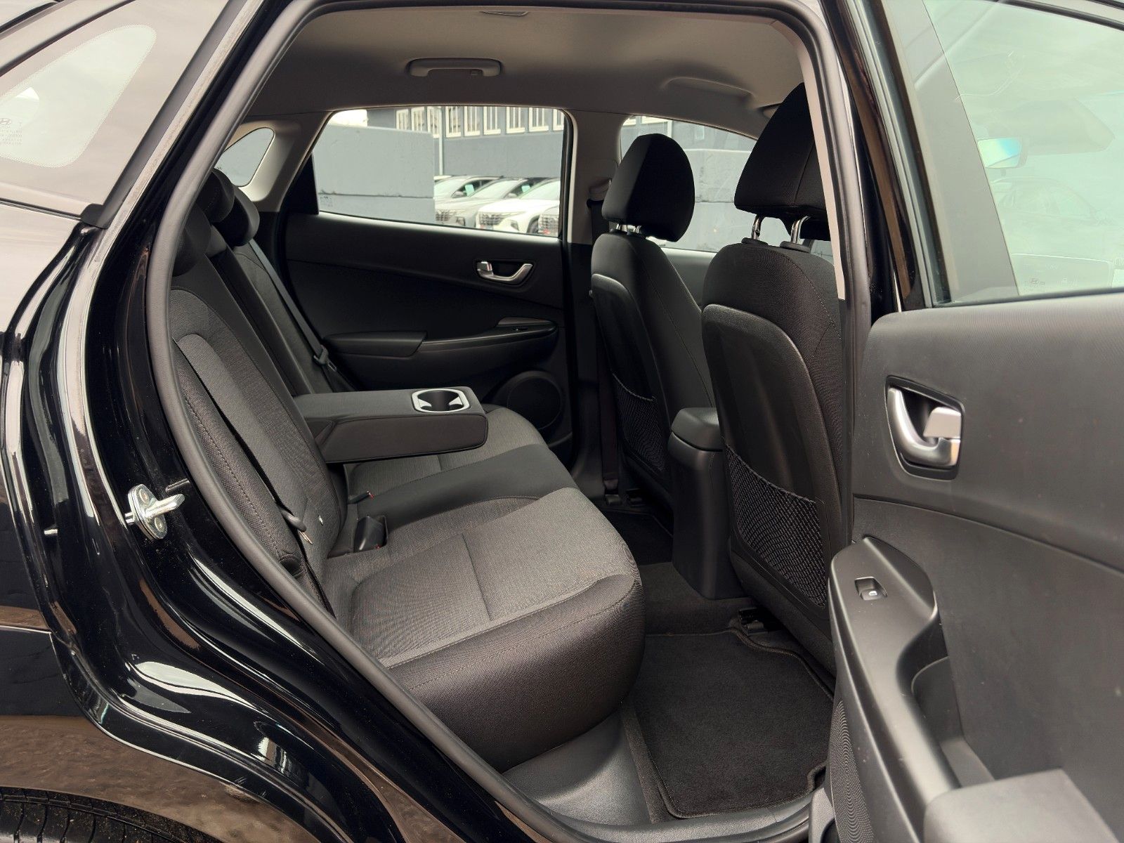 Fahrzeugabbildung Hyundai KONA E Select SHZ LHZ PDC CarPlay ACC Navi LKA