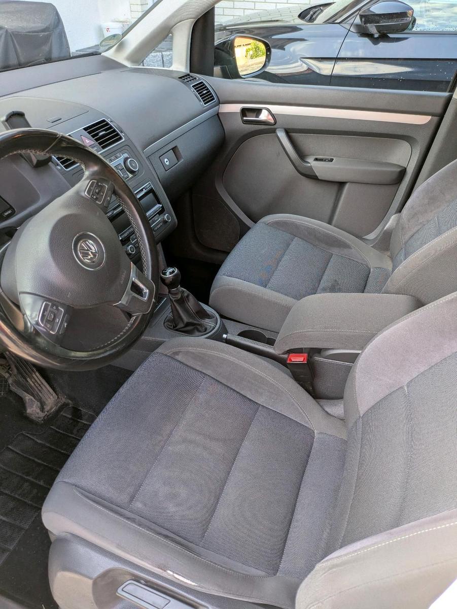 Volkswagen Touran 2011 — photo 11