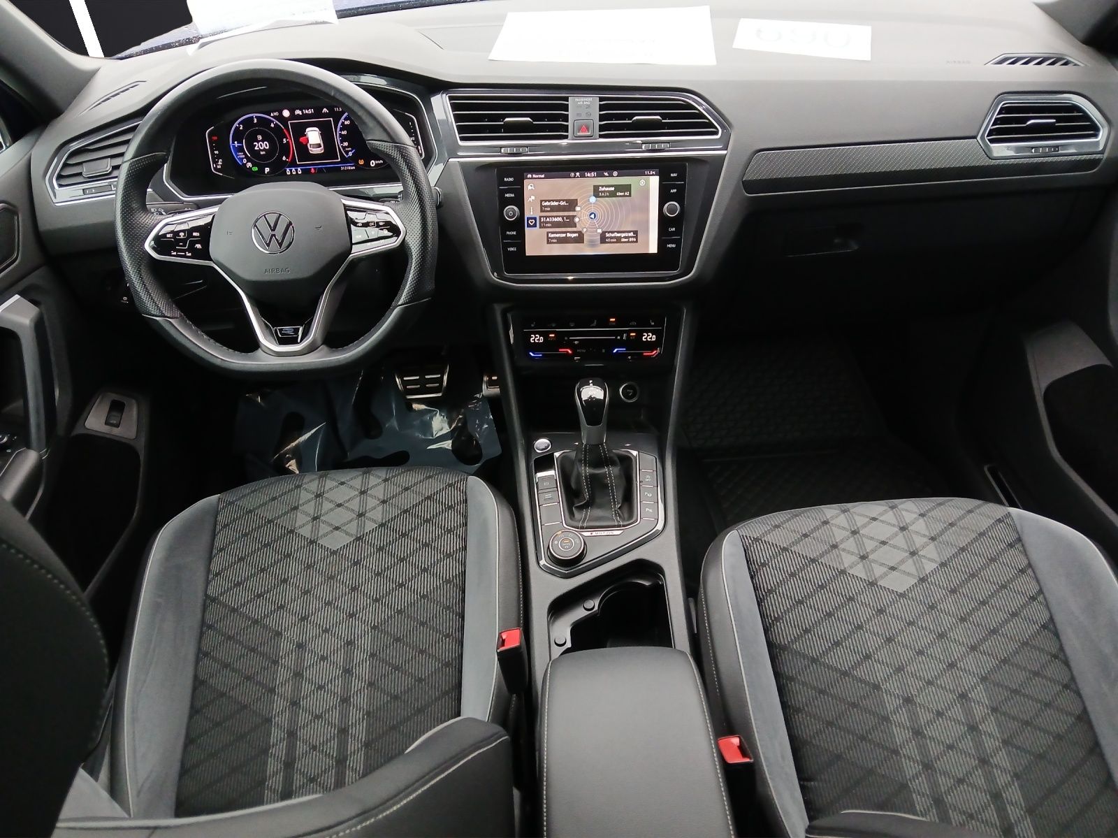 Fahrzeugabbildung Volkswagen Tiguan TDI R-Line DSG 4M STH Matrix AHK ACC RFK