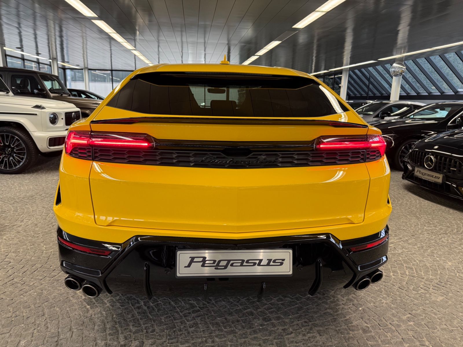 LAMBORGHINI Urus - 10