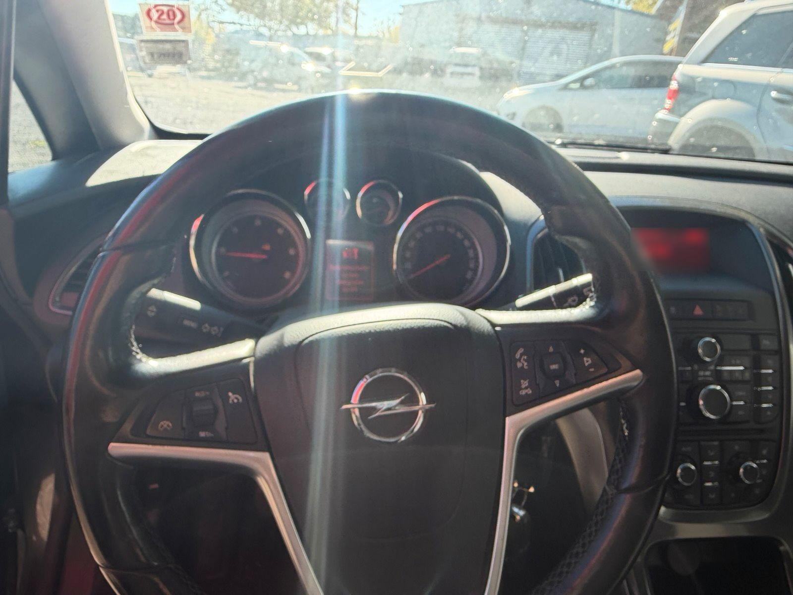 Opel Astra 2011 — photo 7