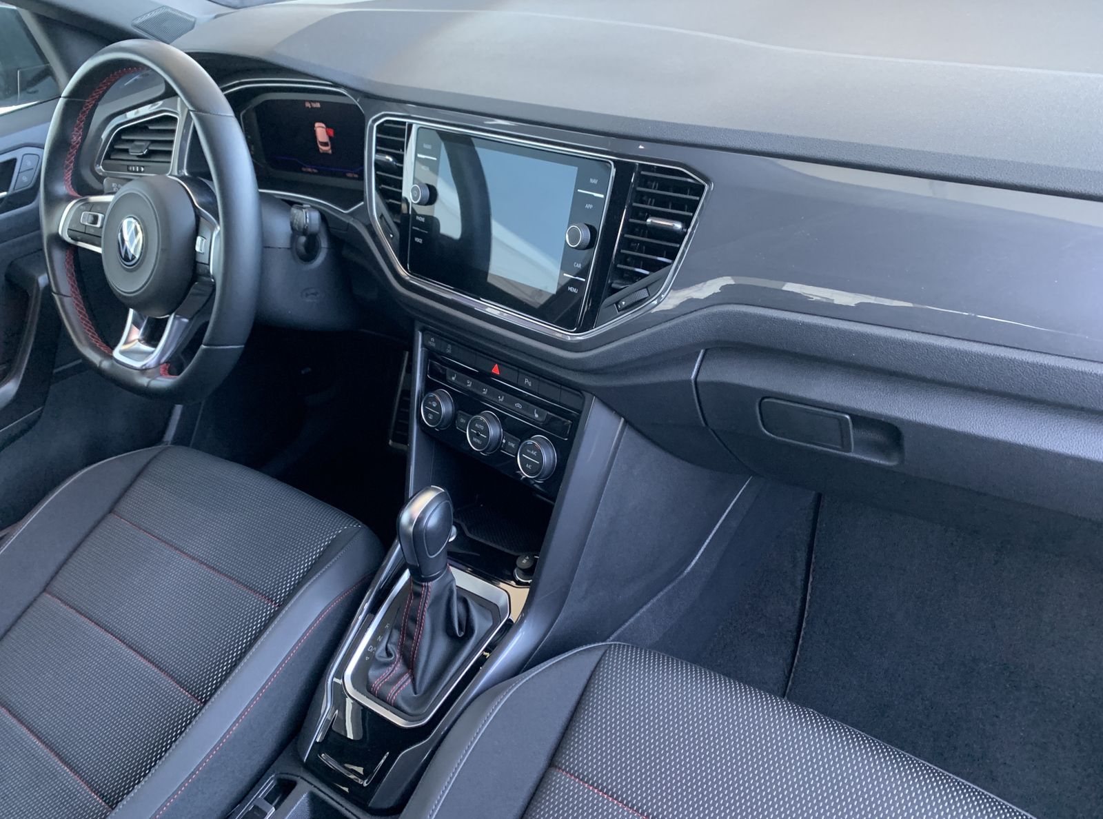 Fahrzeugabbildung Volkswagen T-Roc 1.5 TSI*Sport*LED*Pano*Acc*Lane*Navi*