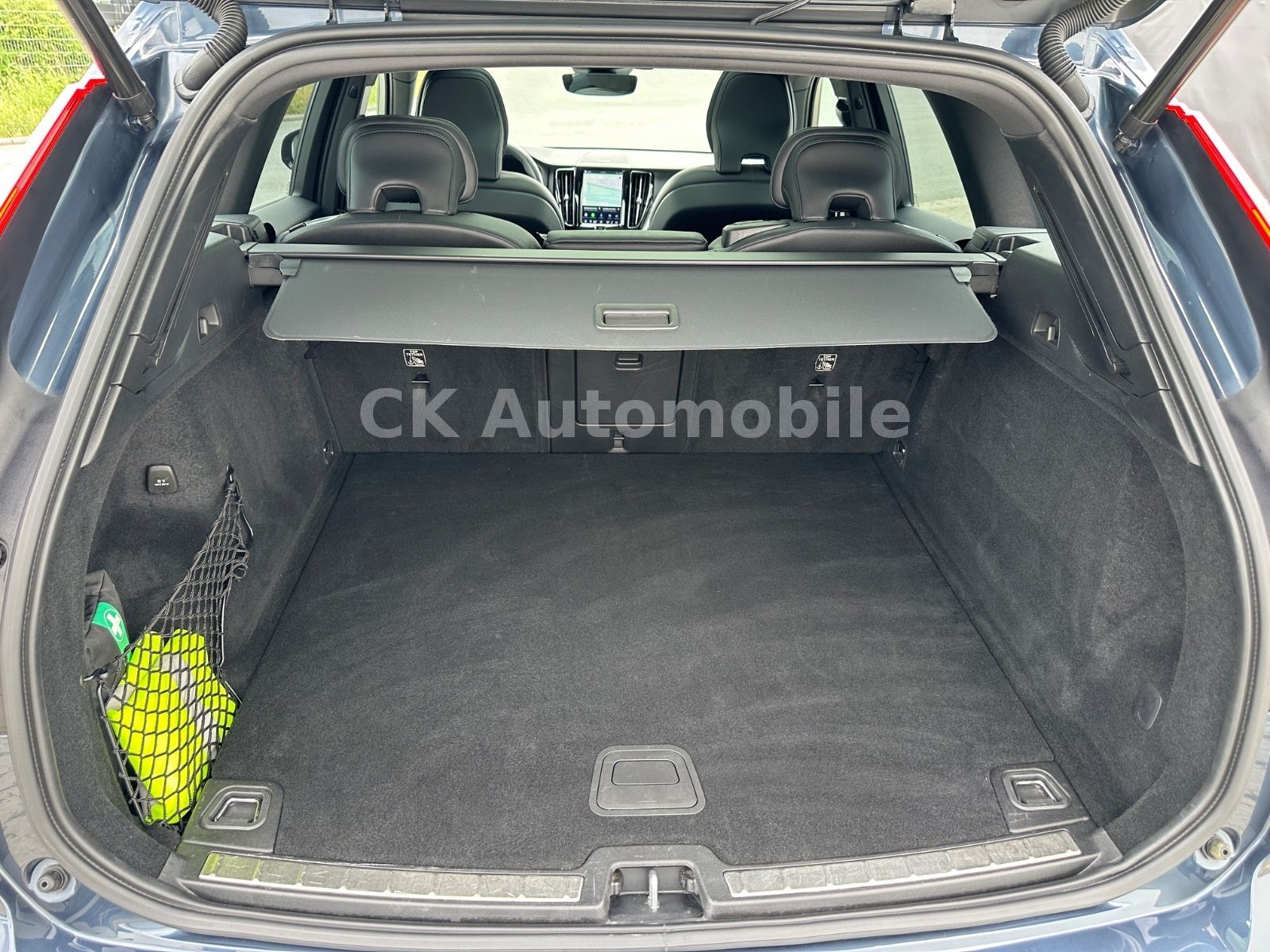 Fahrzeugabbildung Volvo XC60 B4 R Design 2WD/Navi/Pano/Kamera/LED