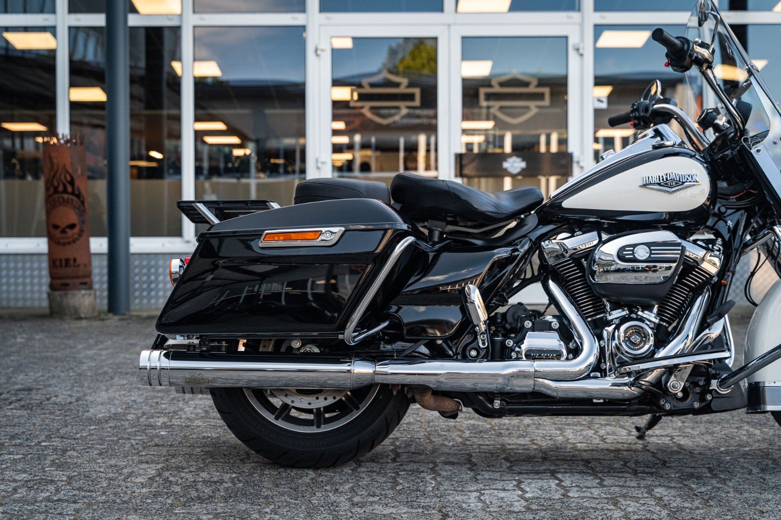 Fahrzeugabbildung Harley-Davidson ROAD KING POLICE FLHP TOURING - JEKILL&HYDE