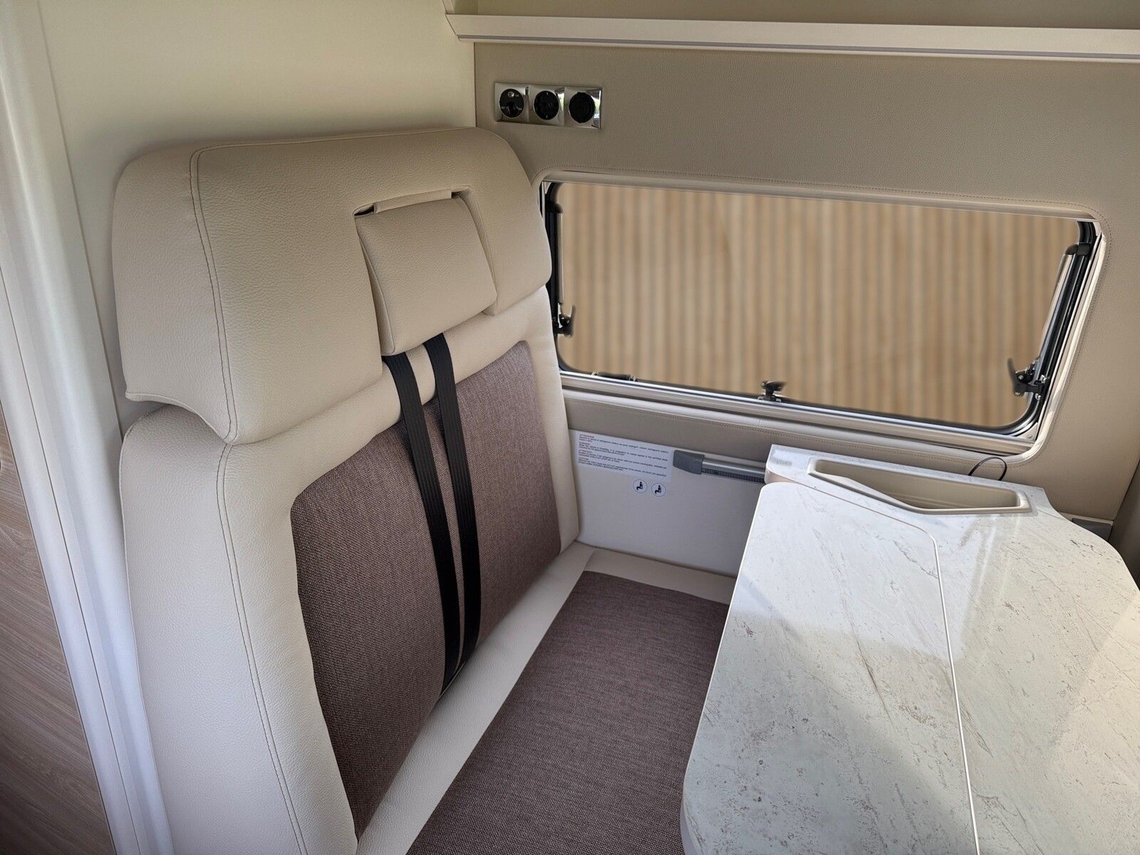 Fahrzeugabbildung Eura Mobil Van V 595 HB Pop-Up Dach, Captain-Chair-Sitze