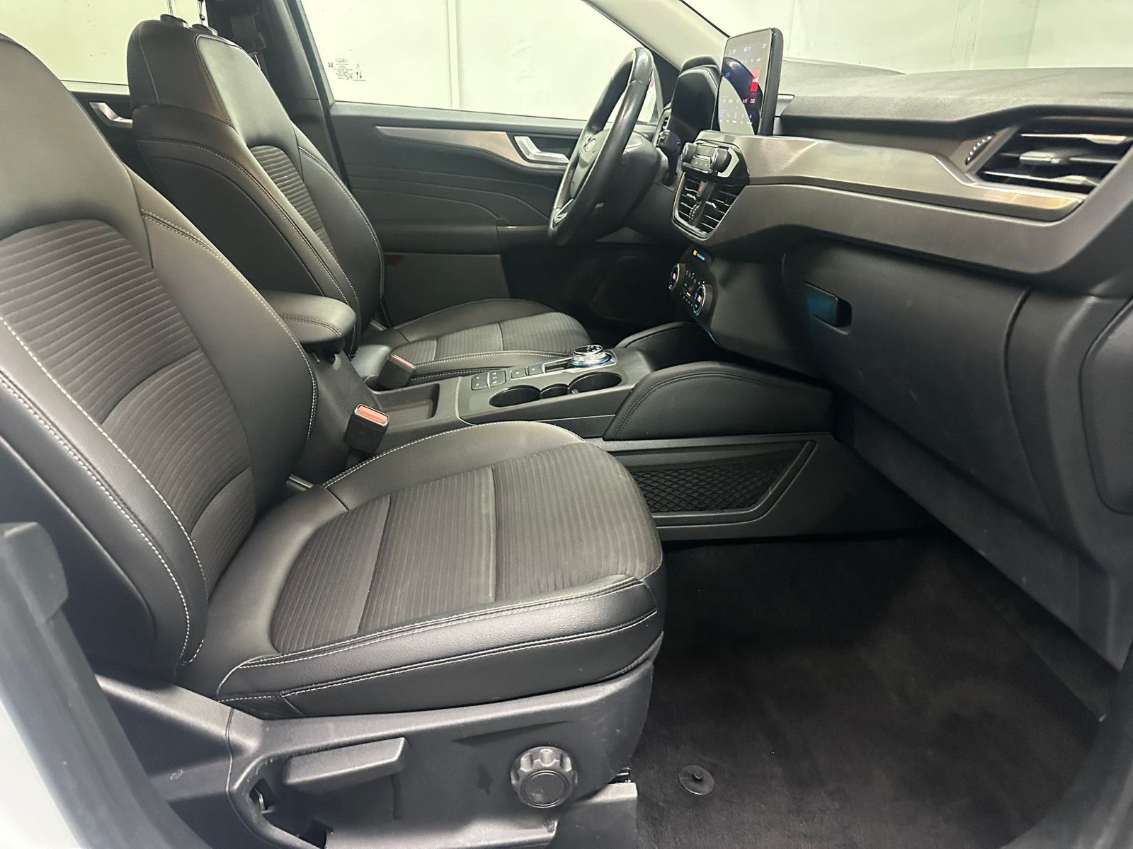 Fahrzeugabbildung Ford Kuga 2.5 Duratec PHEV Titanium X CVT*AHK*WINTER*