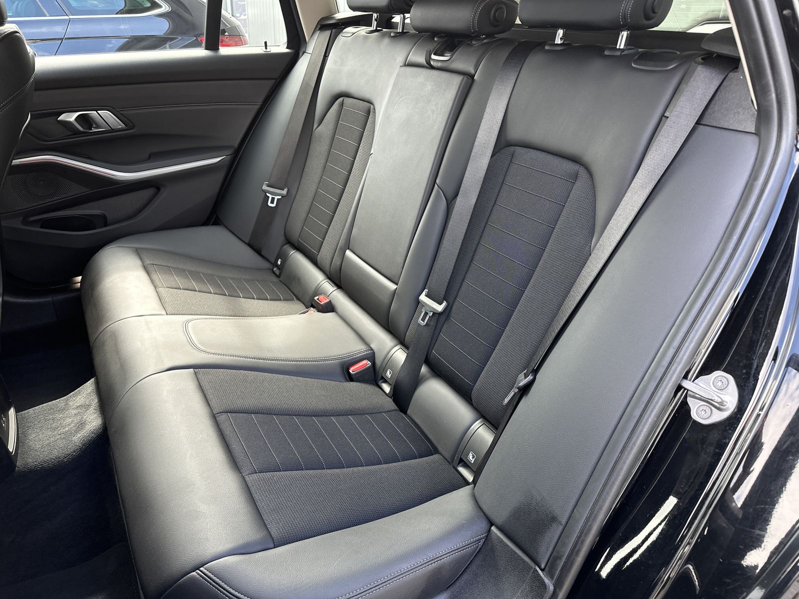 Fahrzeugabbildung BMW 320d Touring xDrive Sport-Line NAV+LED+AHK+PANO