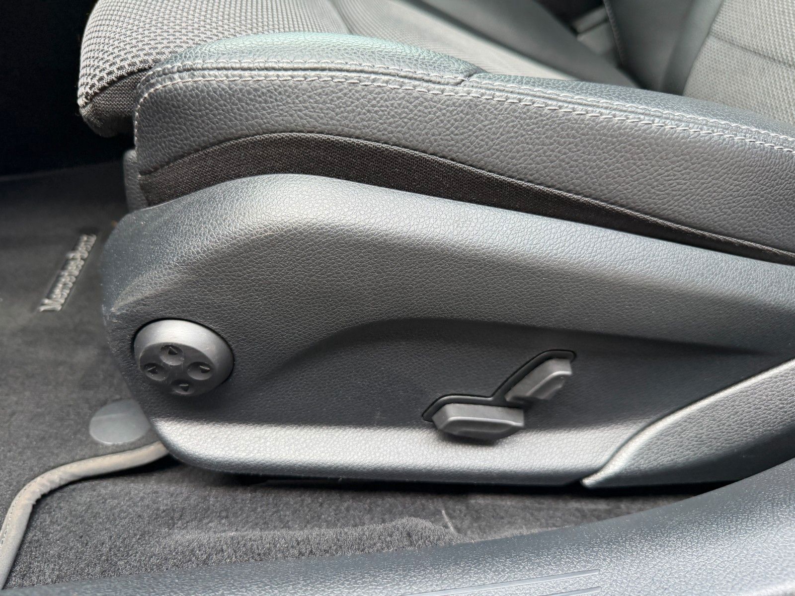 Fahrzeugabbildung Mercedes-Benz C 180 T Avantgarde MBEAM+Distr+R-Kamera+LenkAssi