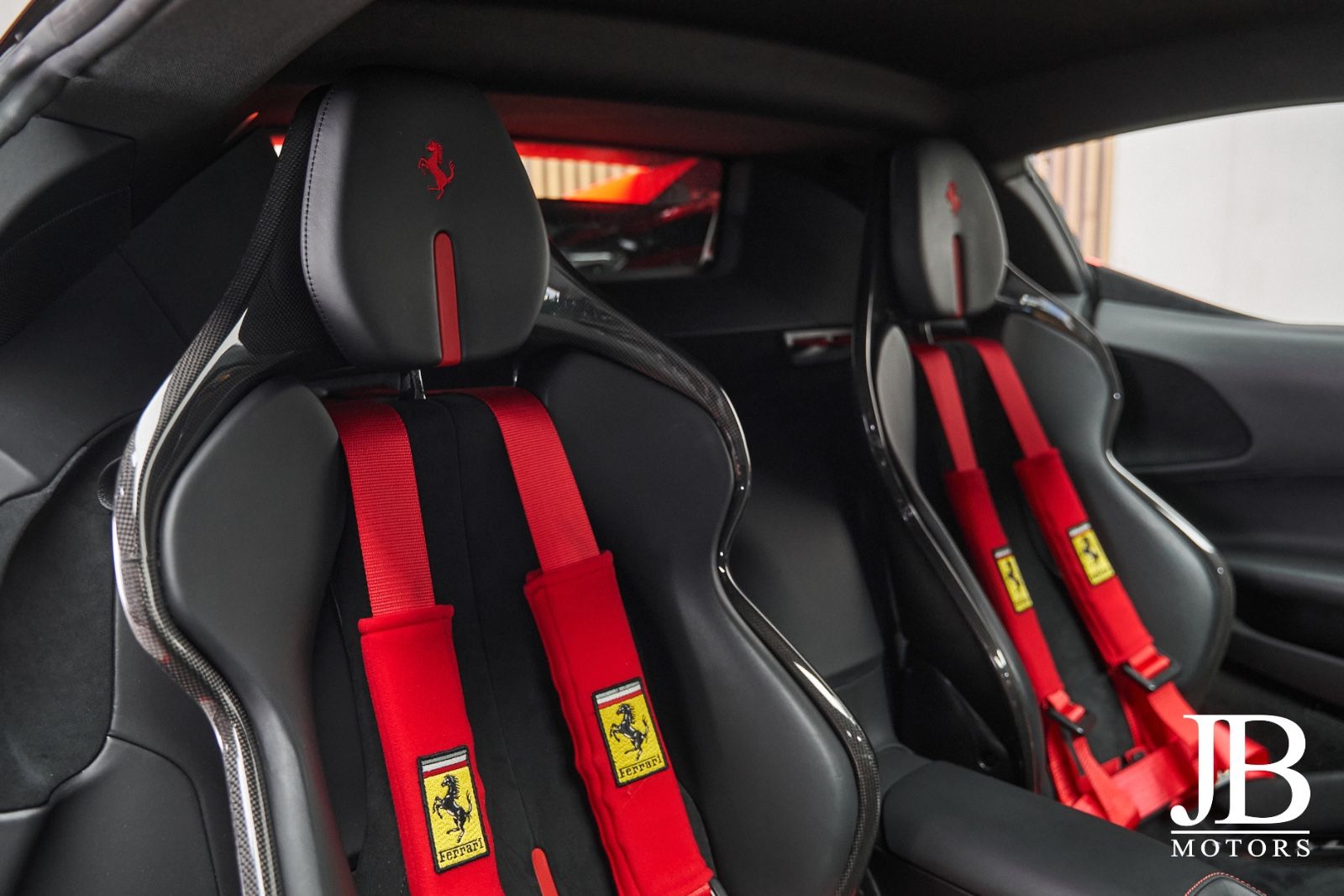 Fahrzeugabbildung Ferrari SF90 Stradale Full Carbon Lift Racing Seats JBL