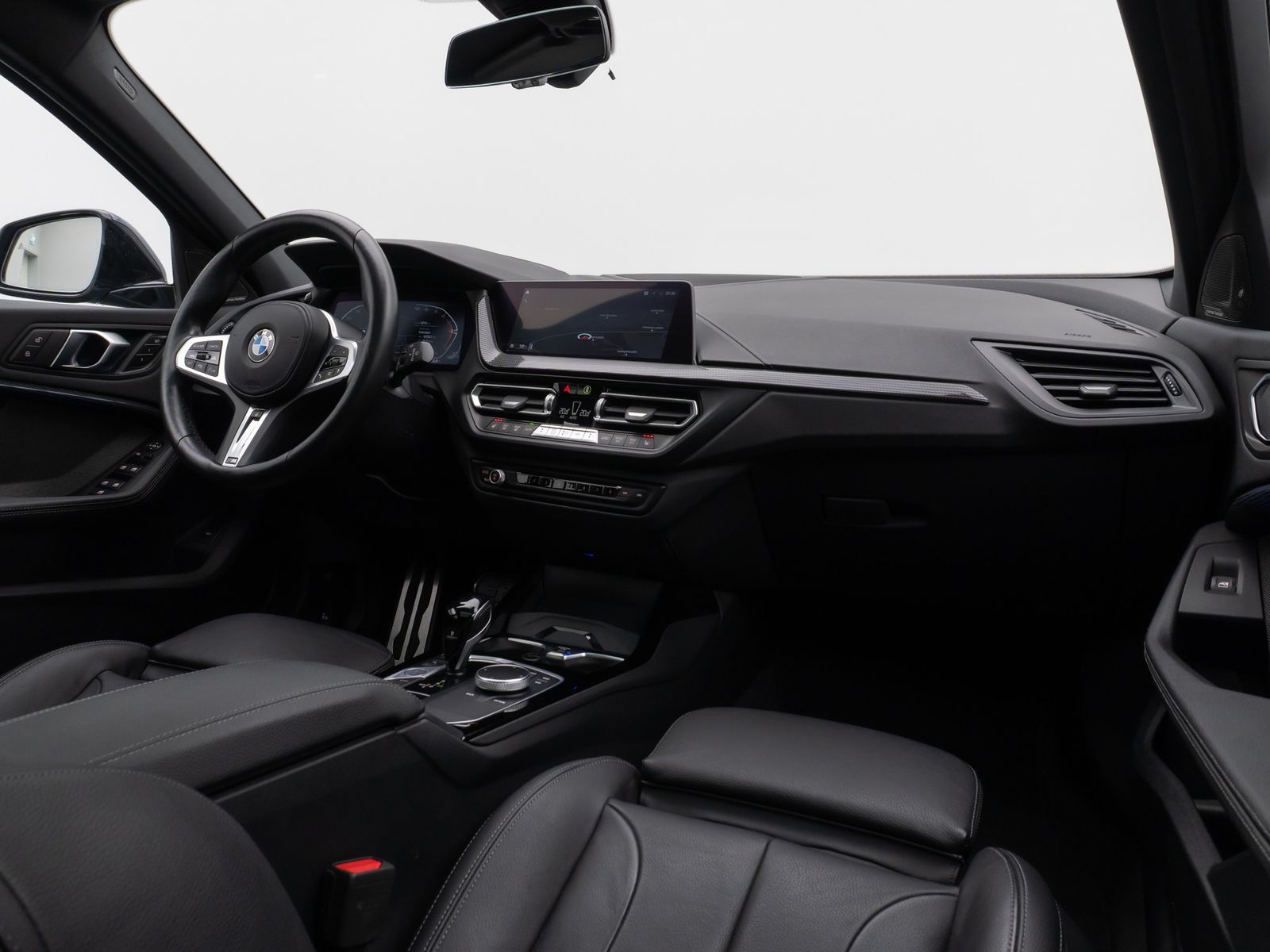 Fahrzeugabbildung BMW 118i M Sport Panorama Kamera HUD DAB H/K Komfort