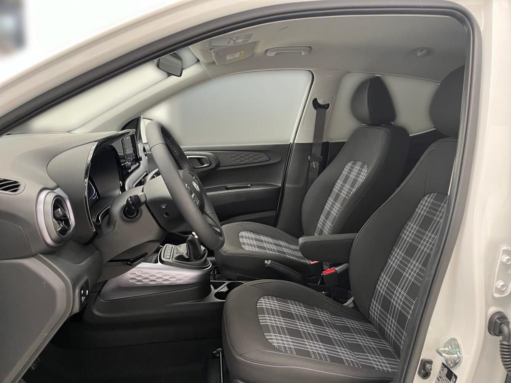 Fahrzeugabbildung Hyundai i10 1.2 Benzin M/T Prime KlimaA Navi SpurH PDC