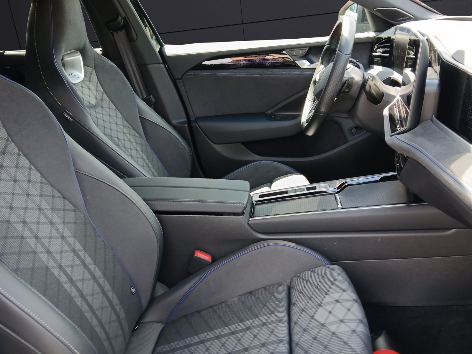 Fahrzeugabbildung Volkswagen Passat TDI R-Line Black Style Matrix AHK Navi AI