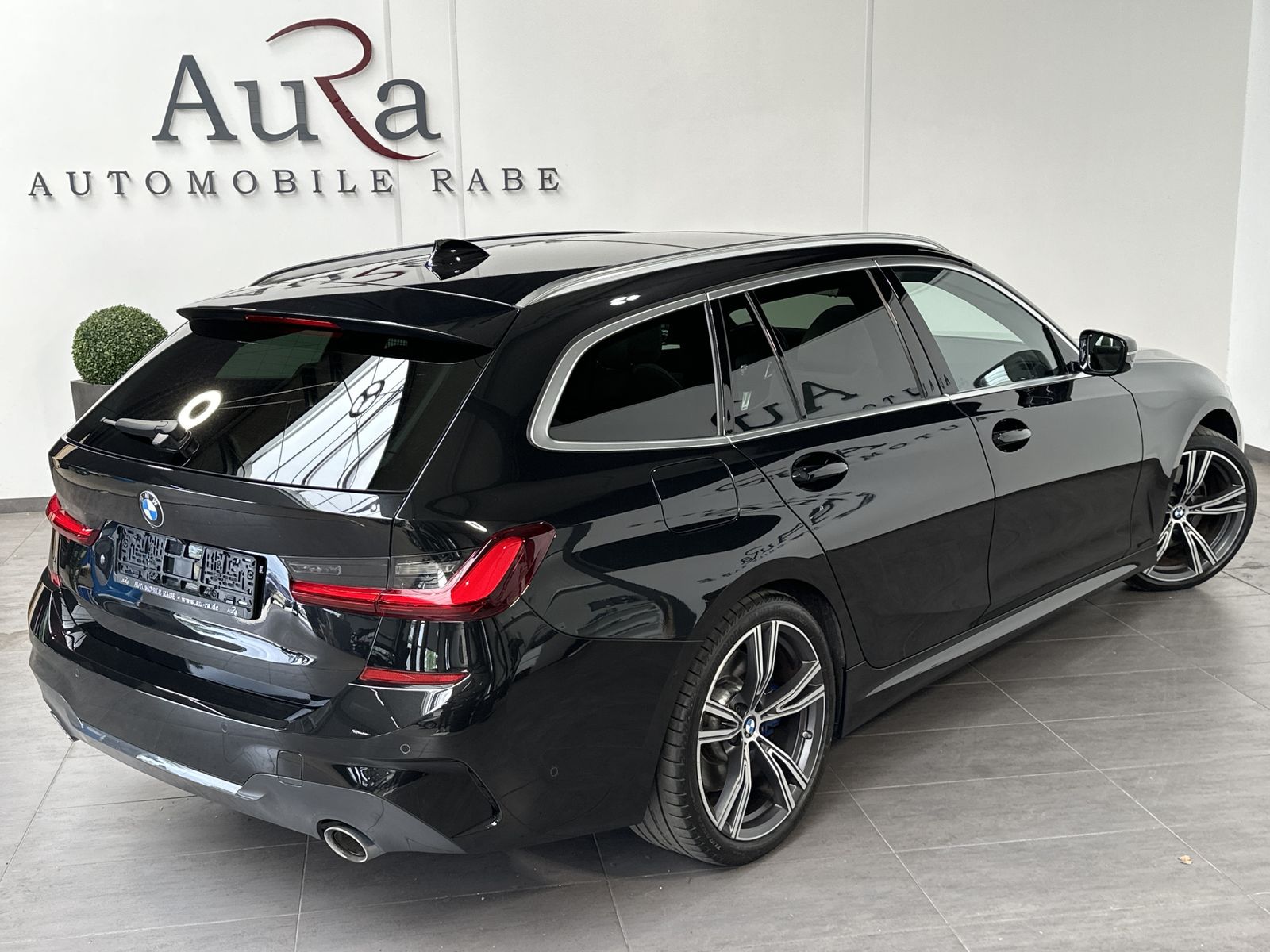 Fahrzeugabbildung BMW 330d Touring M-Sport NAV+LASER+ACC+HUD+PANO+19ZO