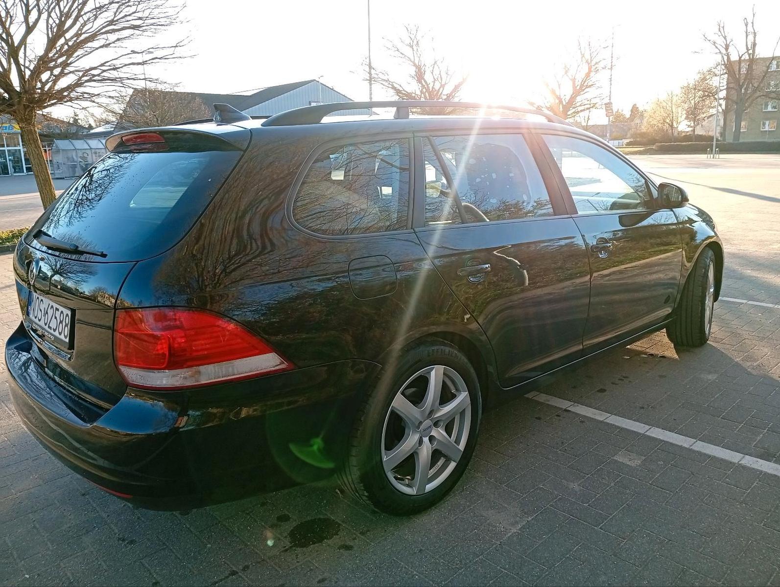 Volkswagen Golf 2009 — rear view