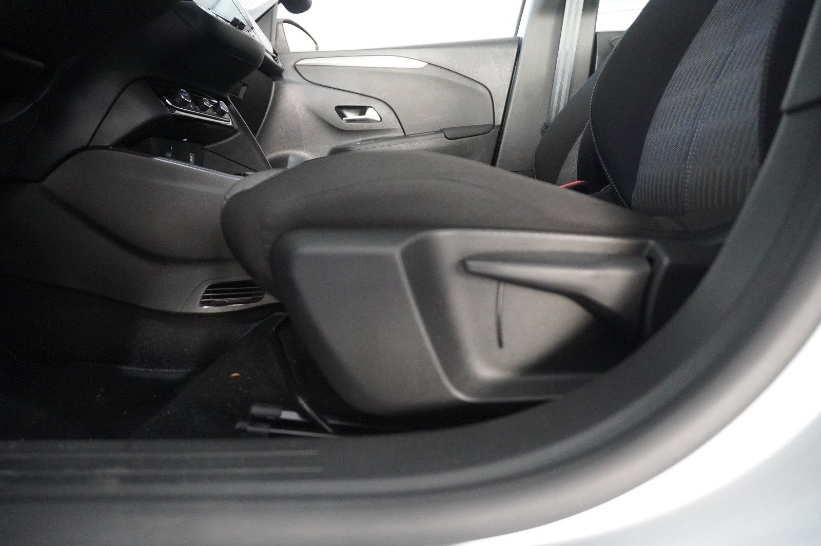 Fahrzeugabbildung Opel Corsa-e F EDITION 7KW NAVI/VIRT/SHZ/DAB/WÄRMEP.