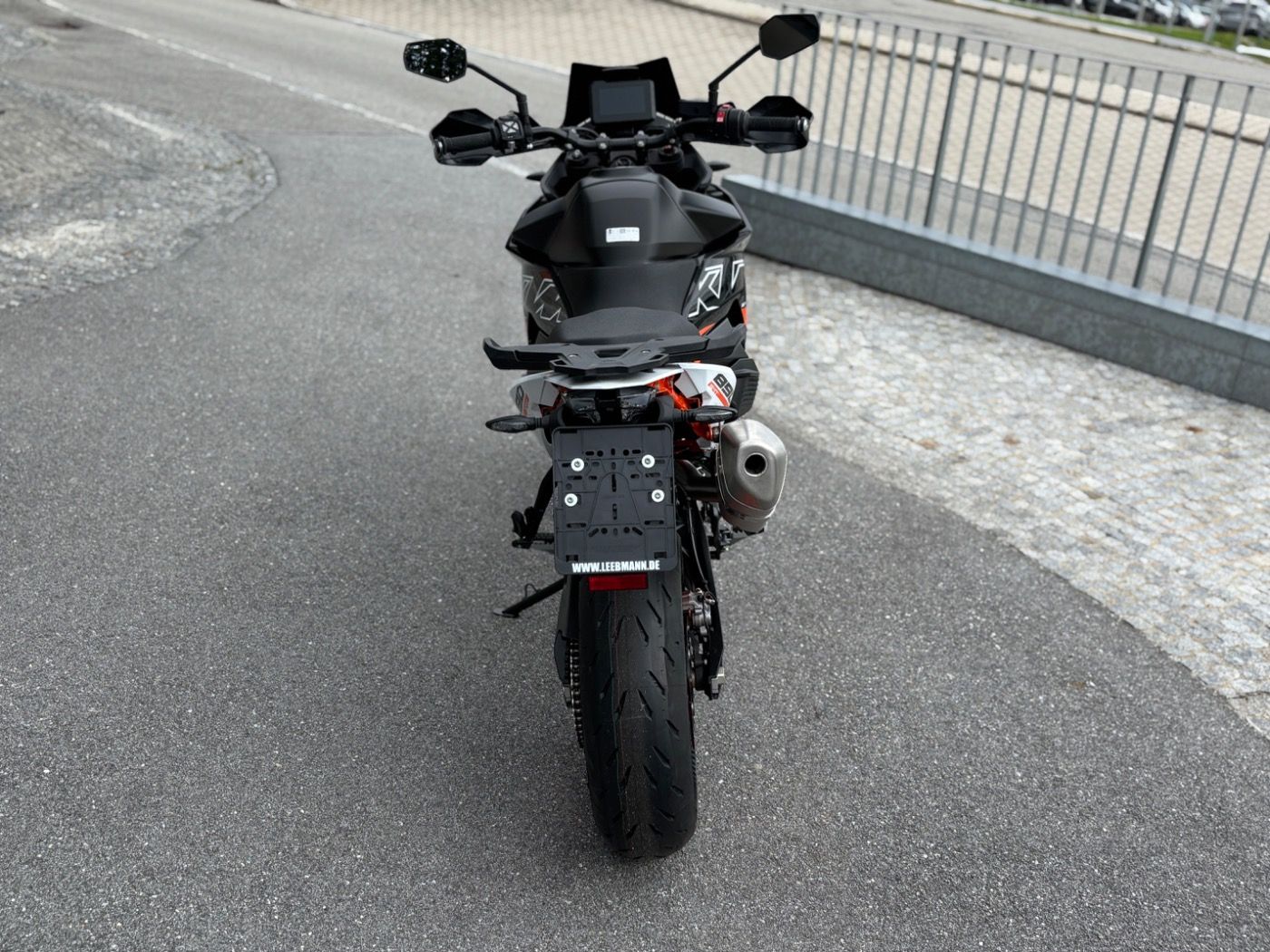 Fahrzeugabbildung KTM 890 SMT Modell 2024 4 Jahre Garantie