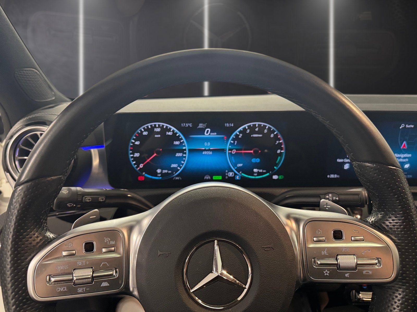 Fahrzeugabbildung Mercedes-Benz A 250 e AMG*DISTRONIC*MULTIBEAM*AHK*Pano-Dach
