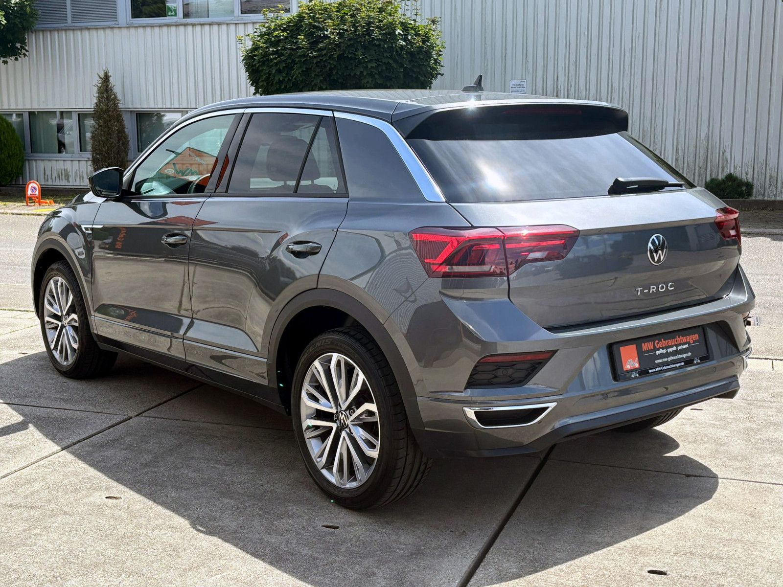 Fahrzeugabbildung Volkswagen T-Roc 1.5TSI R-Line DSG ACC KAM AHK LED NAV BT