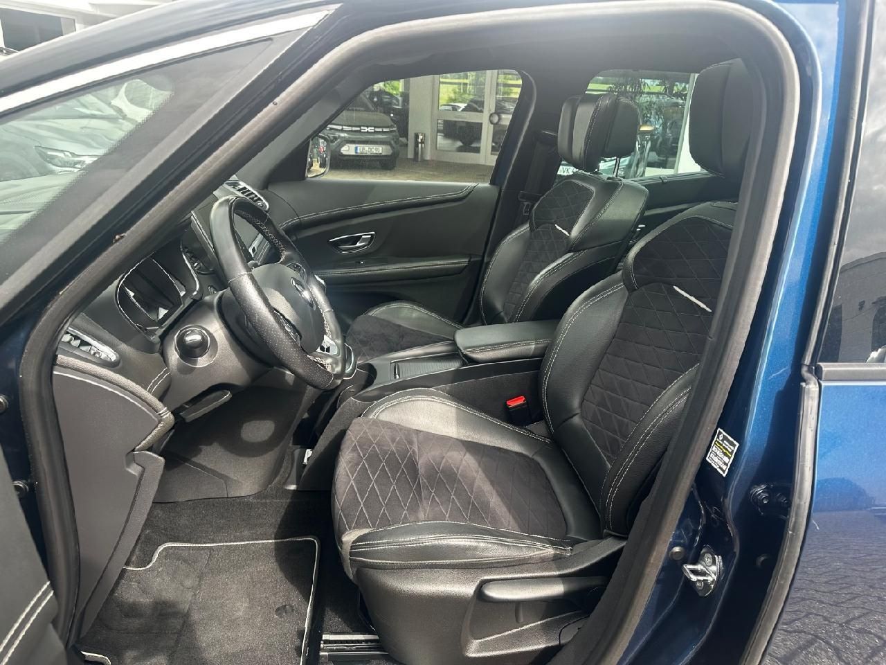 Fahrzeugabbildung Renault Scenic Grand Black Edition TCE 160 EDC 7-Sitzer