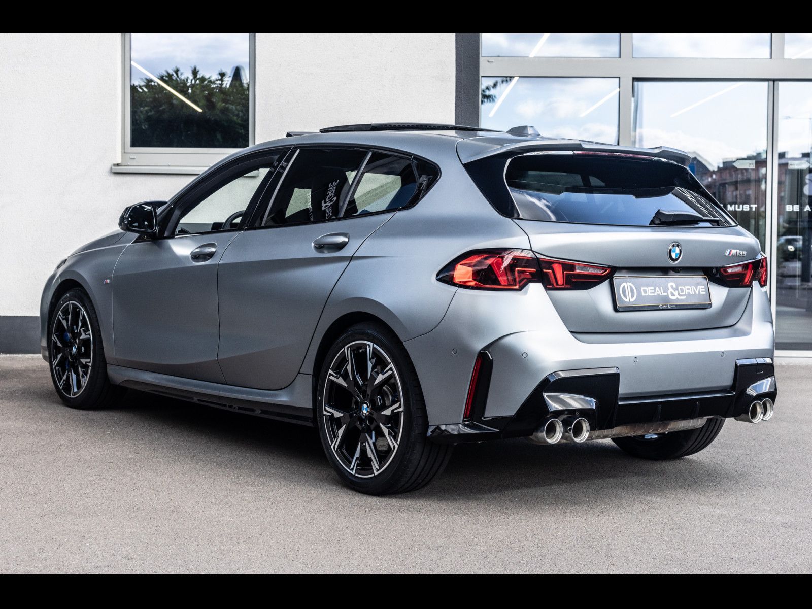 BMW M135 i XDRIVE°FACELIFT°FROZEN PURE GREY°PANO°KAM imagem 3