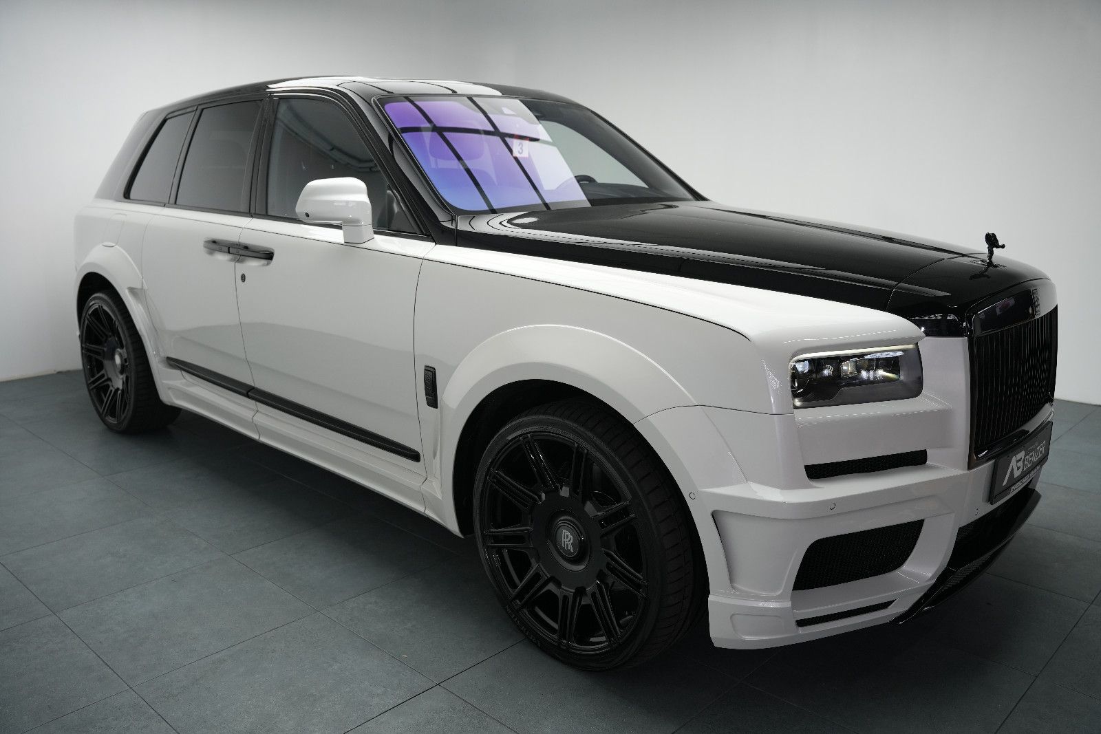 Fahrzeugabbildung Rolls-Royce Cullinan/NOVITEC/WIDEBODY/24''/FOND-TV/STERNEHIM