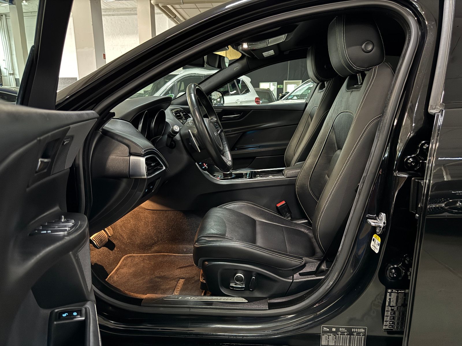 Fahrzeugabbildung Jaguar XE 2.0 d 8GT LANDMARK R-SPORT BLACK EDITION VOLL