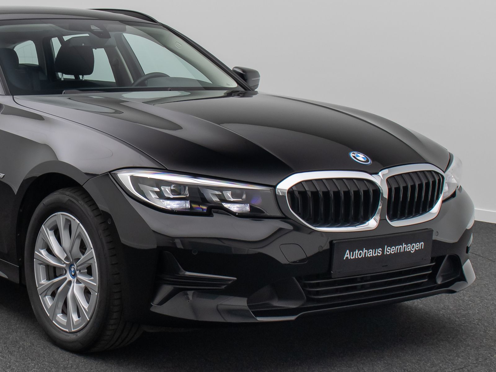 Fahrzeugabbildung BMW 320e Panorama Kamera DAB Alarm Geschwindigkeit