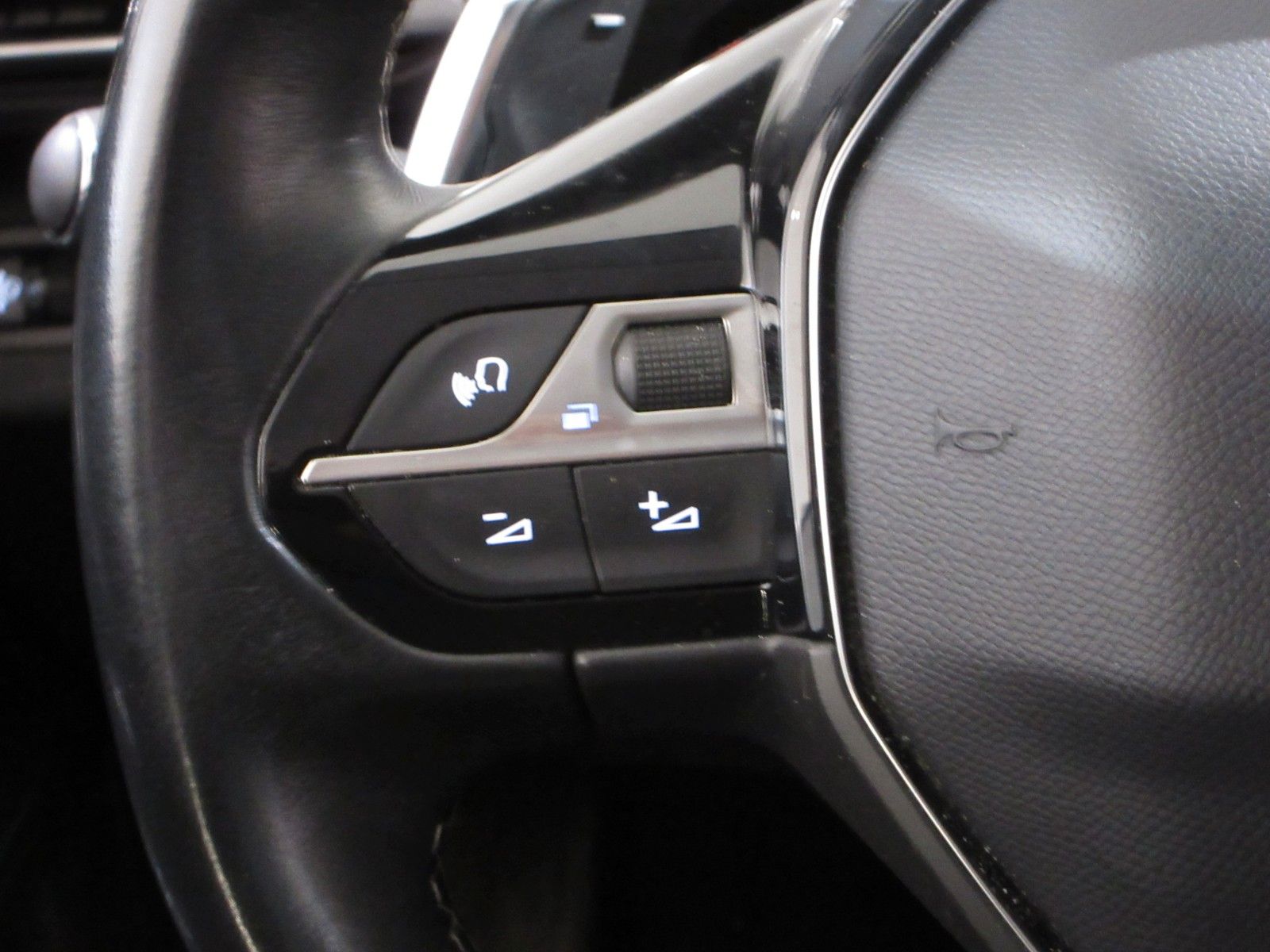 Fahrzeugabbildung Peugeot 5008 Allure 1.5D LED/NAVI/R´CAM/PDC/7-SITZ